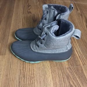 Duck boot. Women’s size 10.